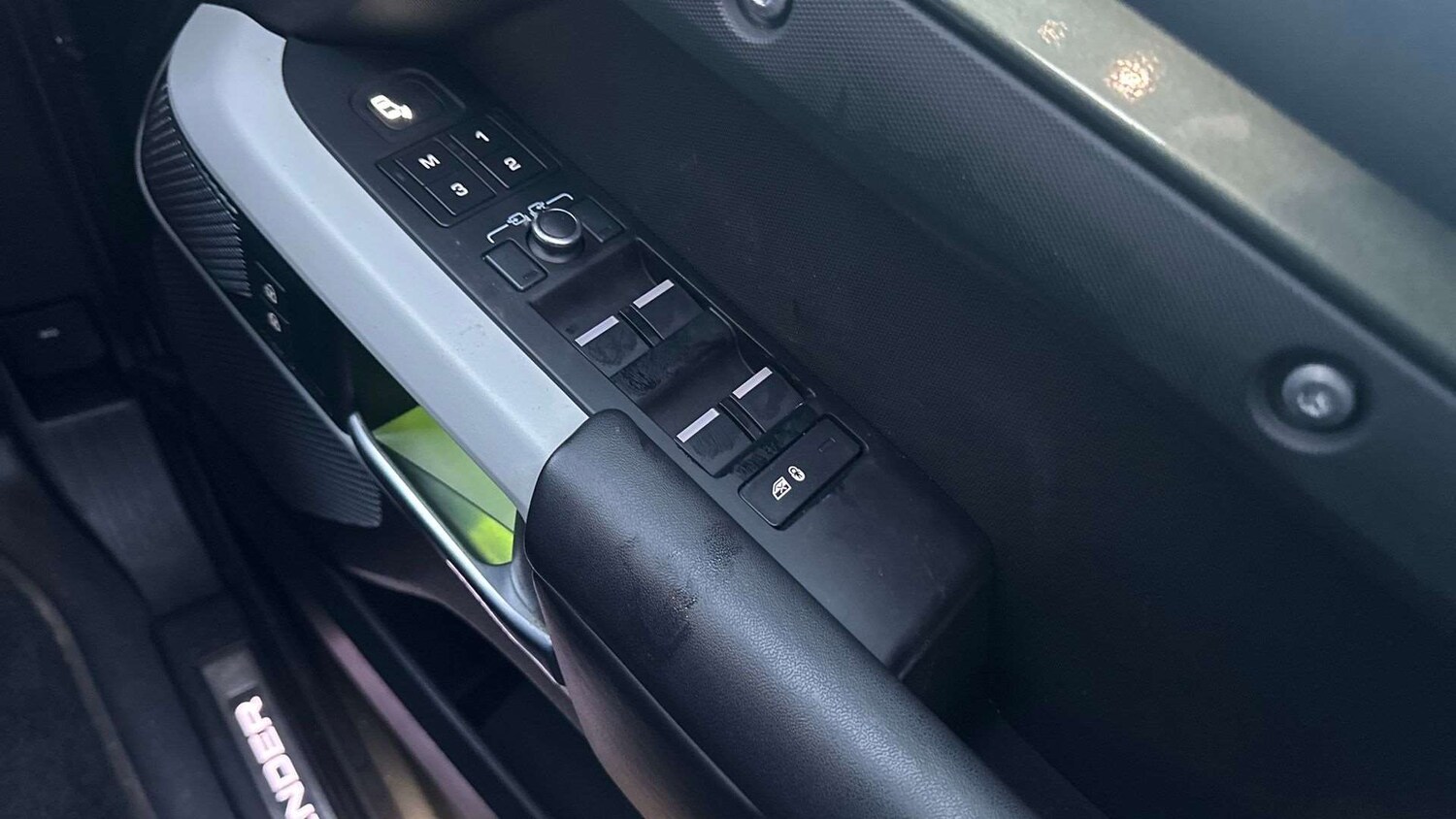 Used Land Rover Defender 2022 for sale - 77740770: Photo 25