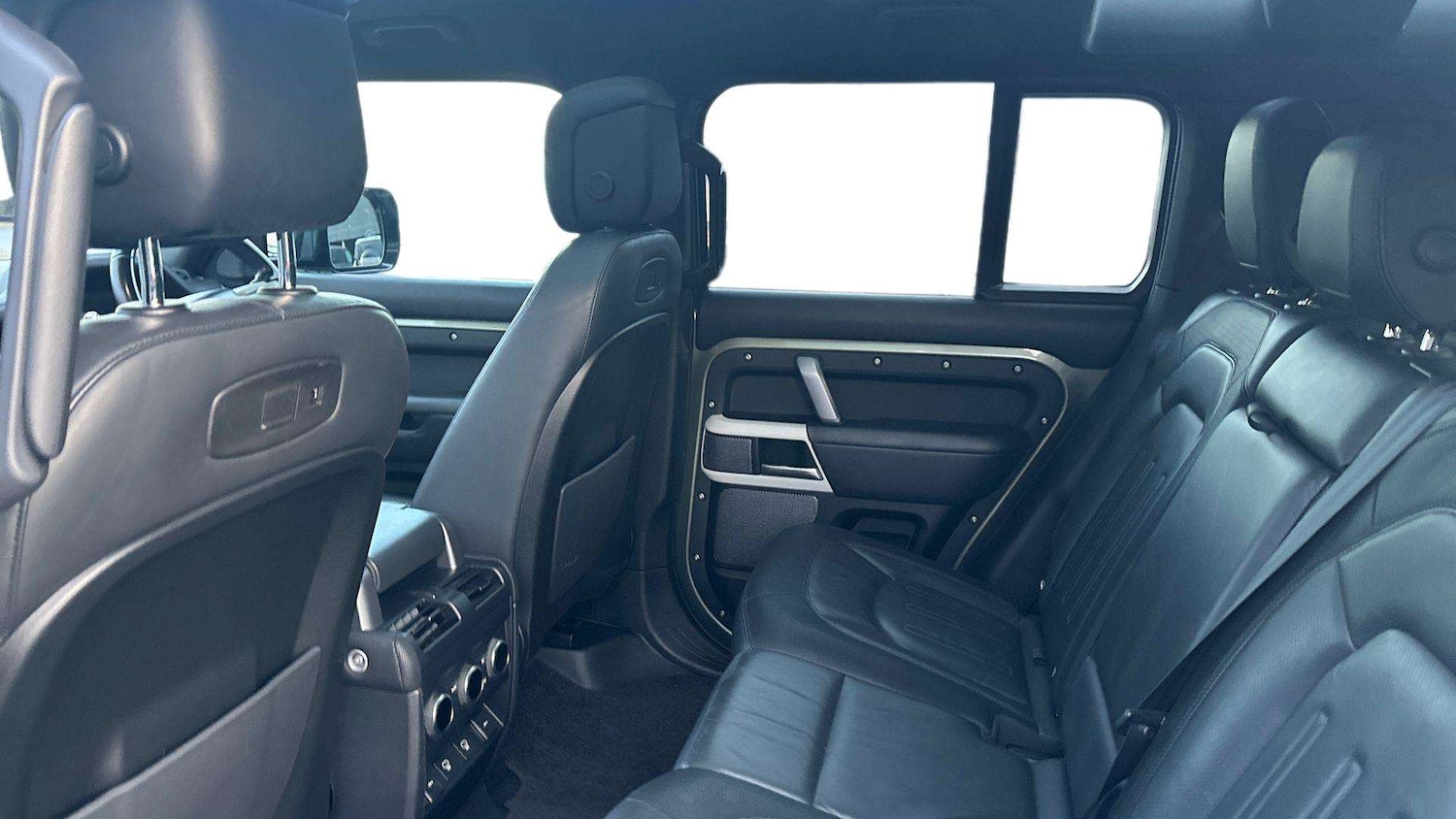 Used Land Rover Defender 2022 for sale - 77740770: Photo 4