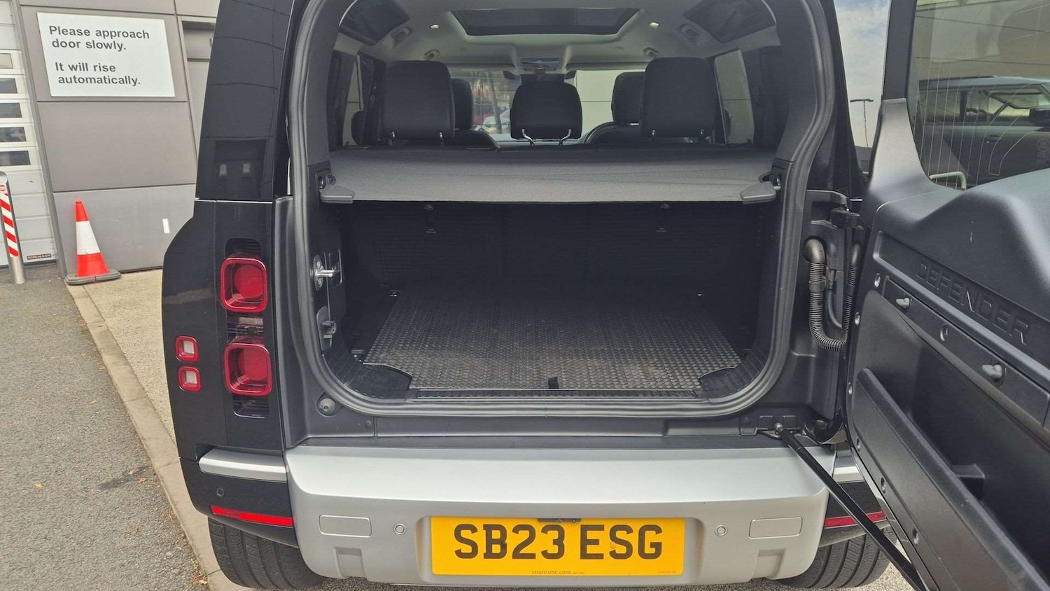 Used Land Rover Defender 2023 for sale - 76460347: Photo 10