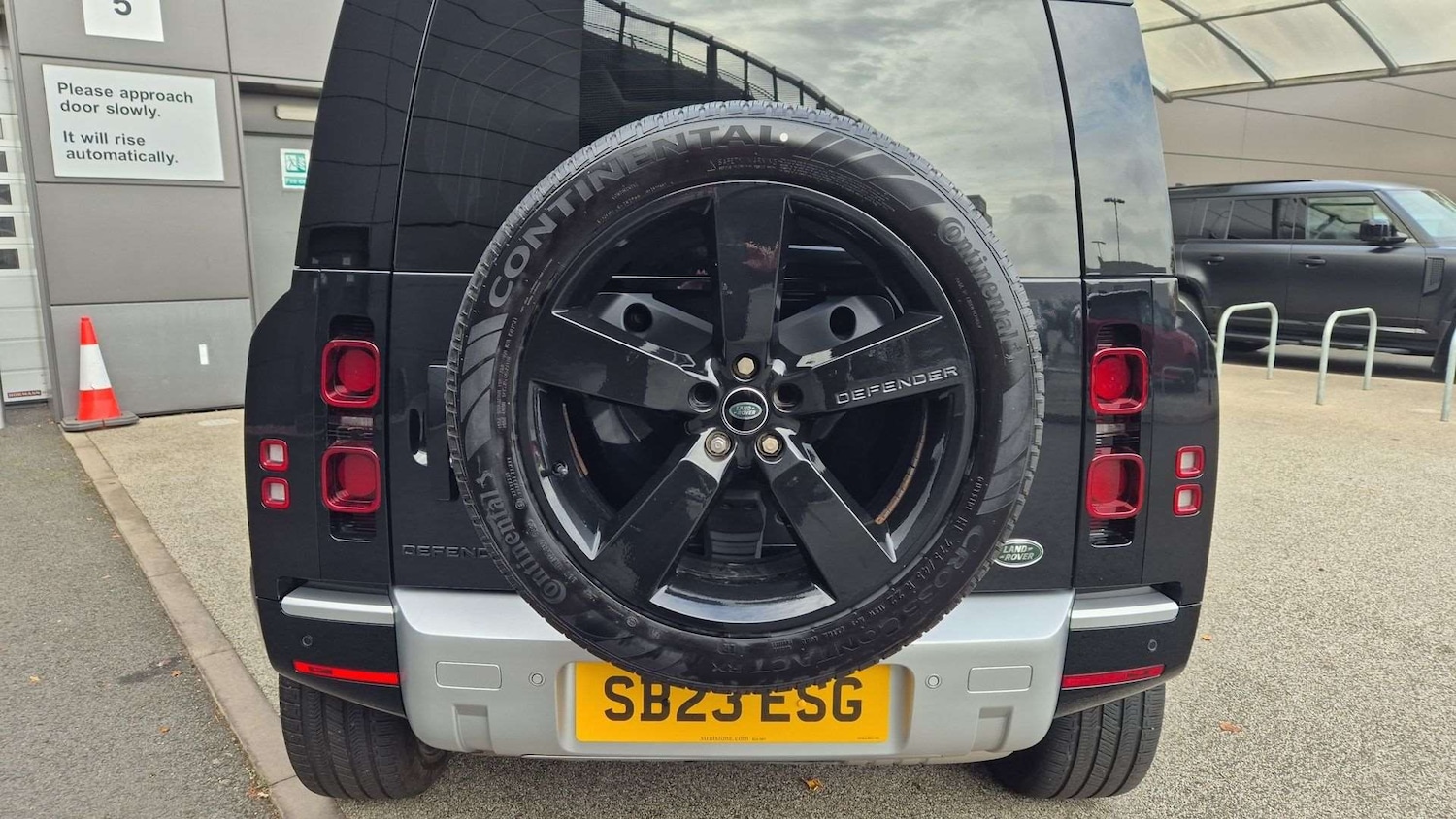 Used Land Rover Defender 2023 for sale - 76460347: Photo 32