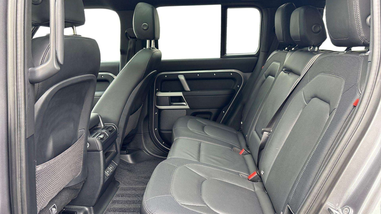 Used Land Rover Defender 2023 for sale - 76460015: Photo 4