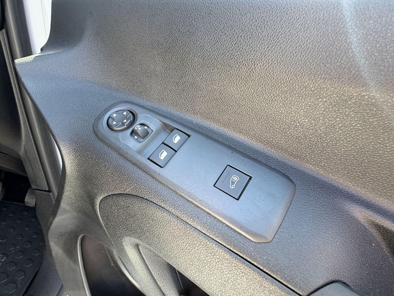 Used Peugeot e-Partner for sale - 78115950: Photo 25