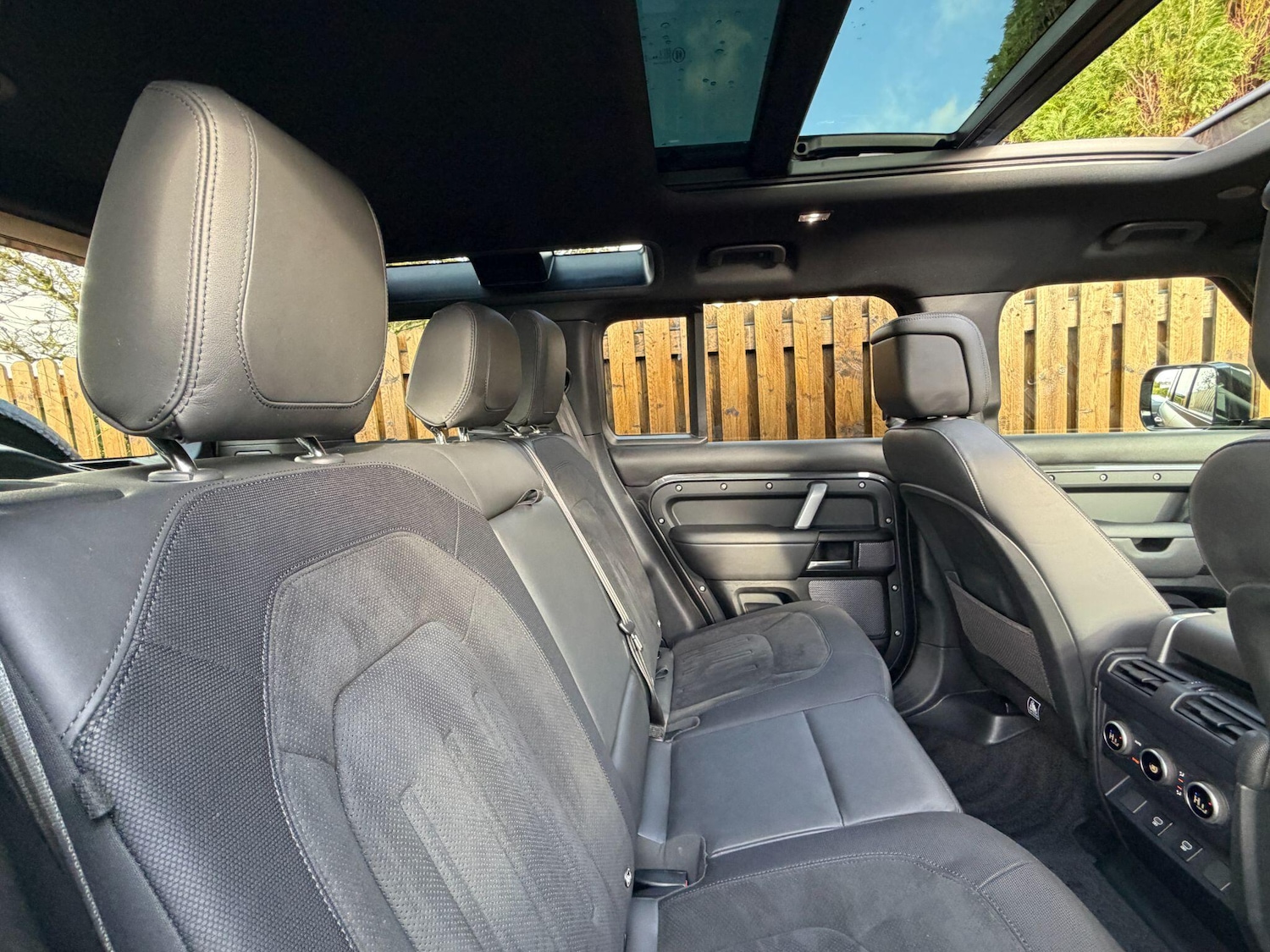 Used Land Rover Defender 110 for sale - 78019568: Photo 21