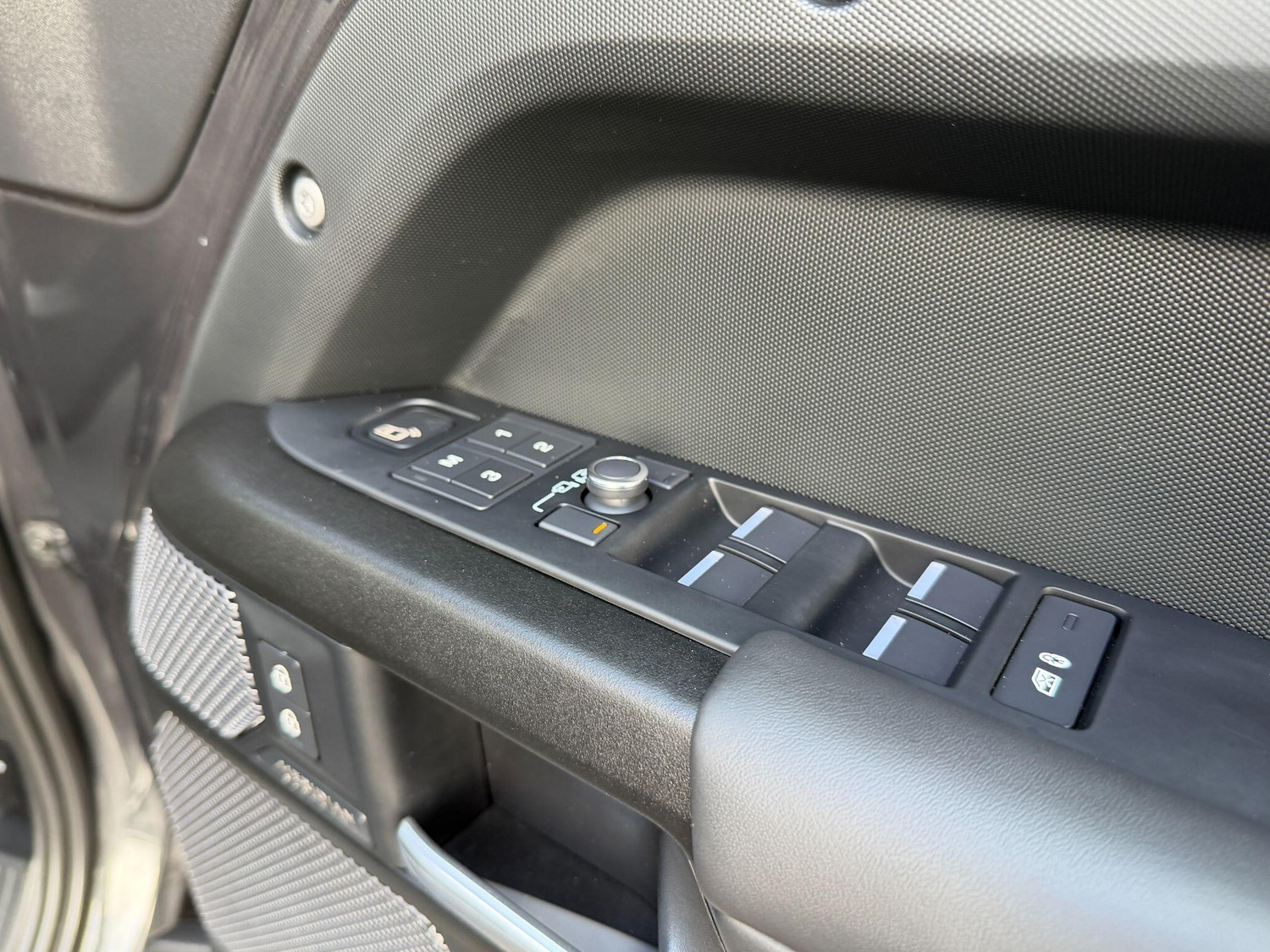 Used Land Rover Defender 110 for sale - 78019568: Photo 32