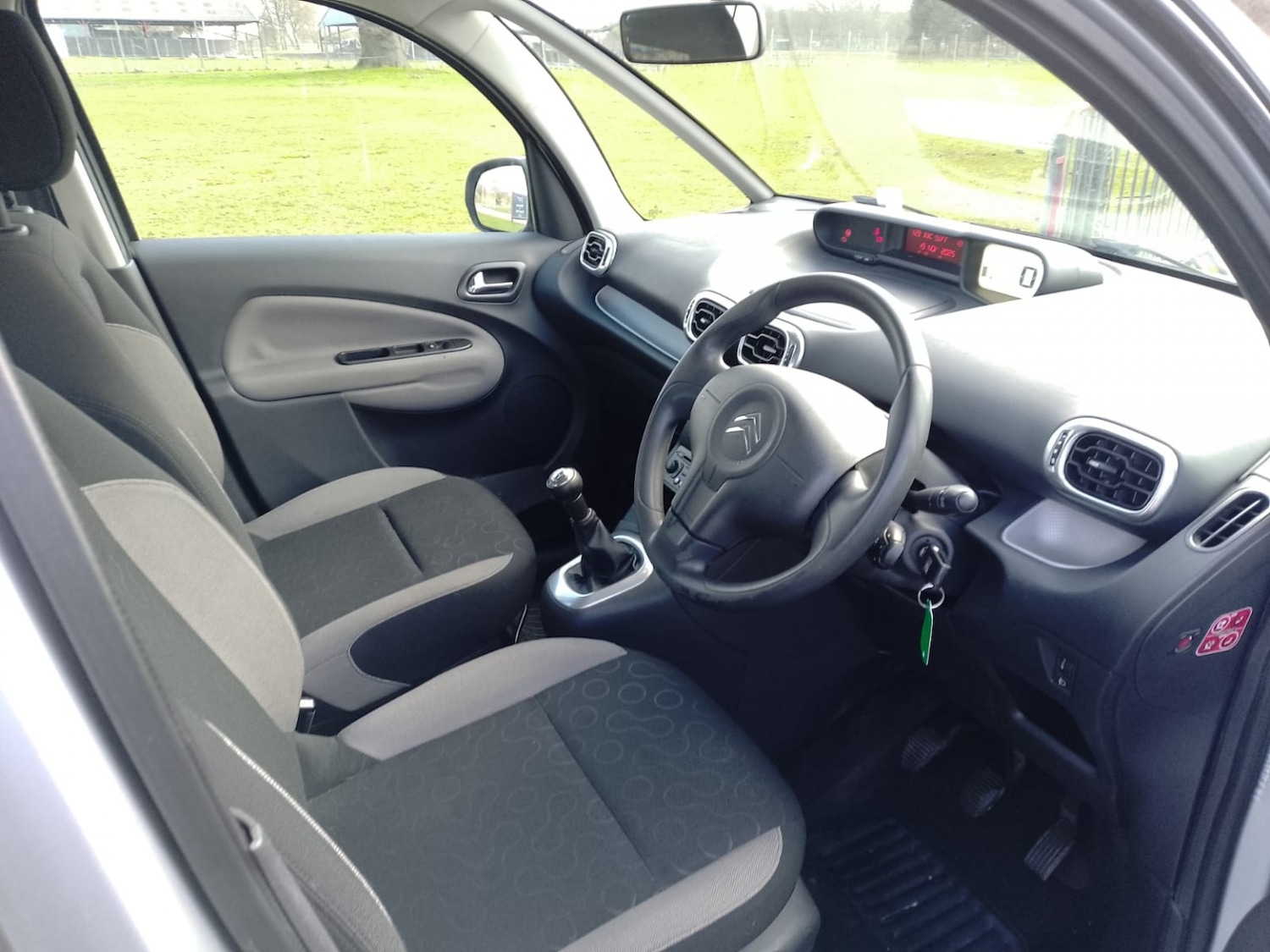 Used Citroen C3 Picasso 2010 for sale - 77921331: Photo 9