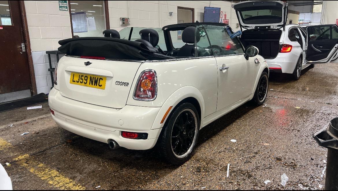 Used MINI Convertible 2009 for sale - 76752597: Photo 4