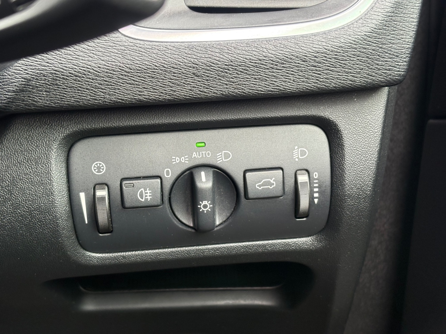 Used Volvo V40 2014 for sale - 78097596: Photo 29