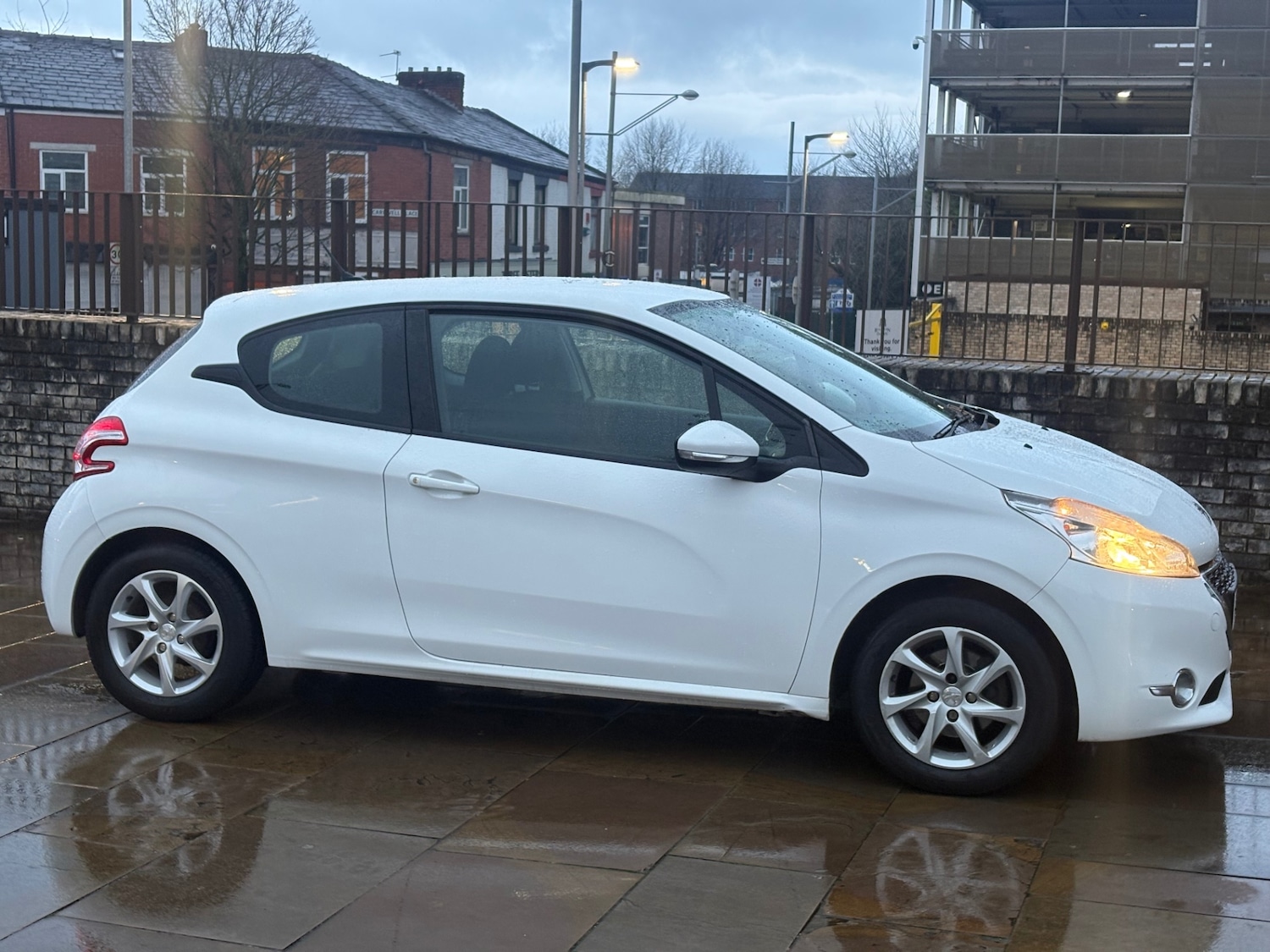 Used Peugeot 208 2014 for sale - 76750265: Photo 2