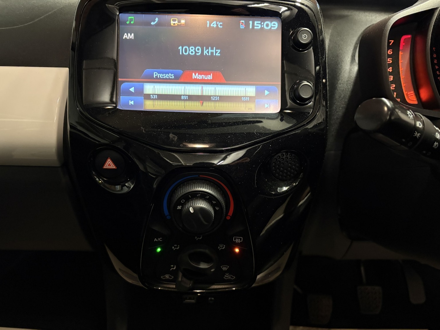 Used Toyota AYGO 2015 for sale - 76769620: Photo 31