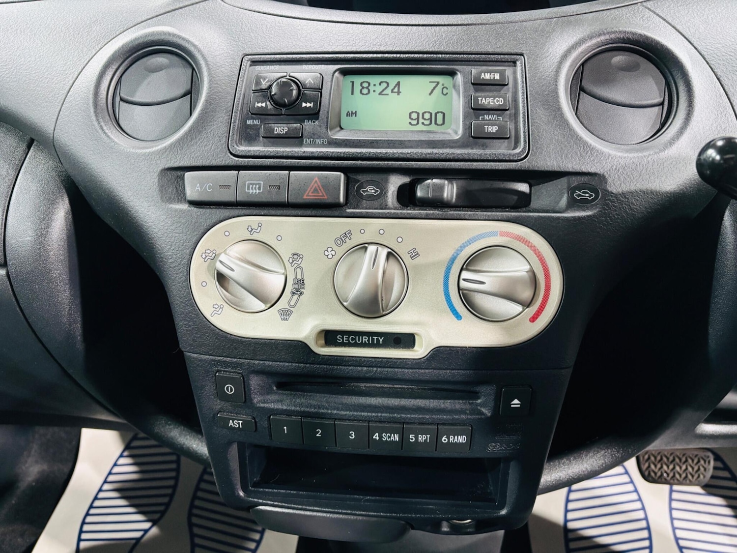 Used Toyota Yaris 2004 for sale - 76700619: Photo 21