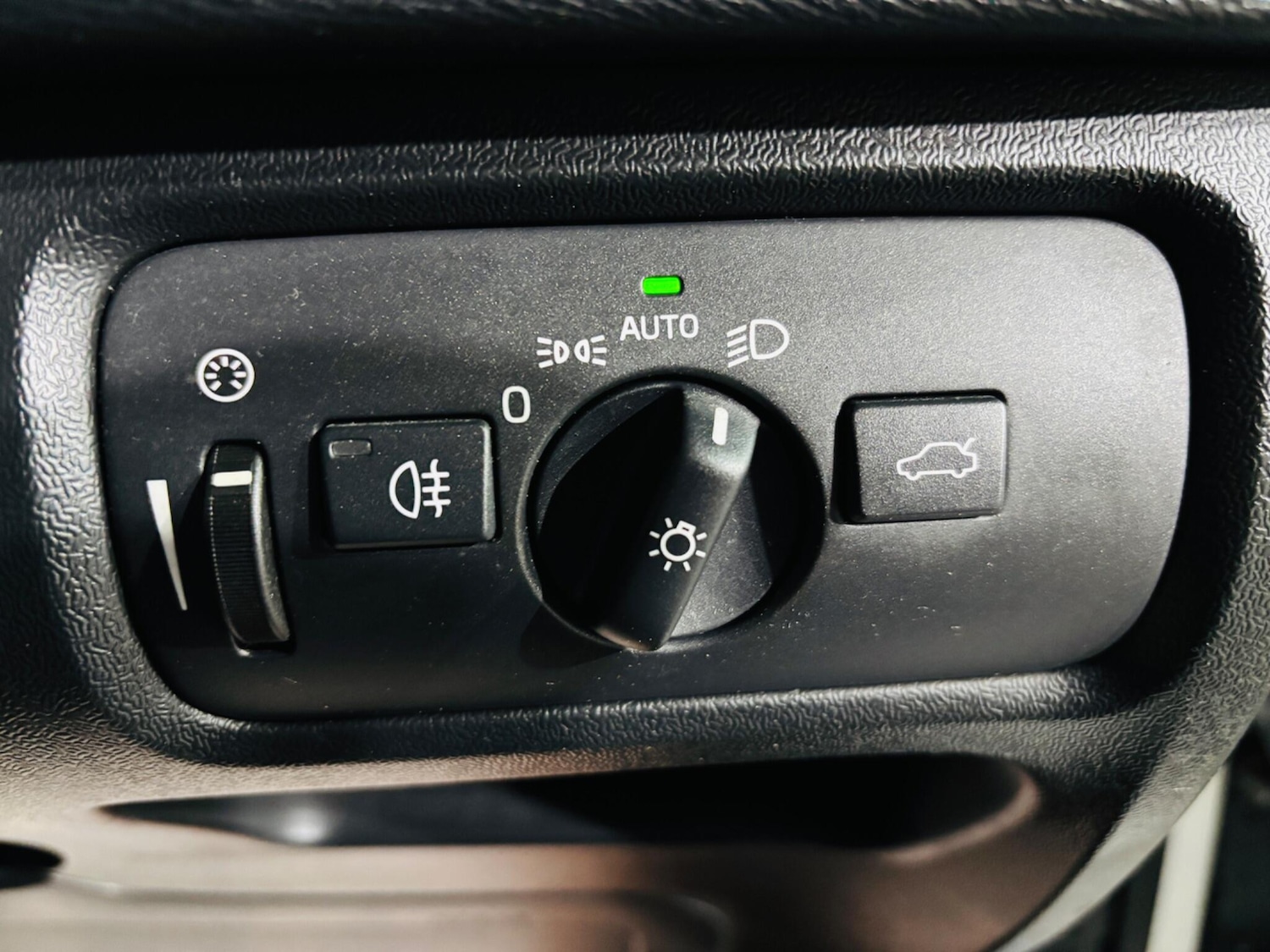 Used Volvo V40 2013 for sale - 76865437: Photo 18