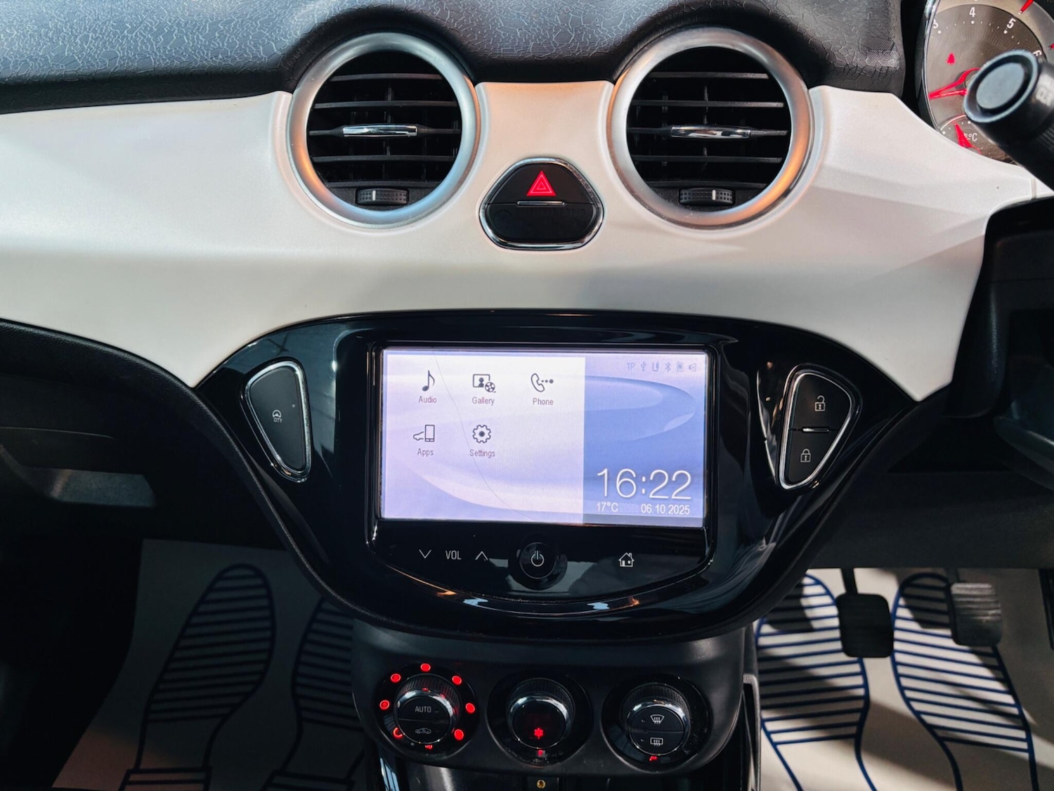 Used Vauxhall ADAM 2015 for sale - 76200325: Photo 25