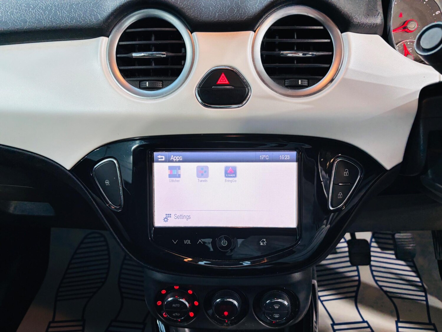 Used Vauxhall ADAM 2015 for sale - 76200325: Photo 28