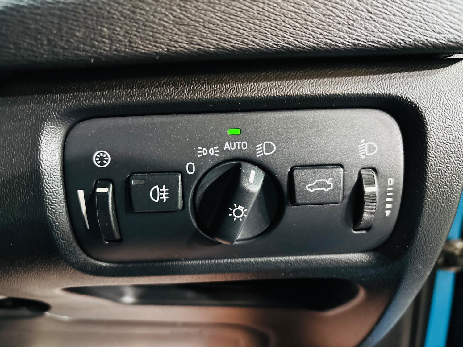 Used Volvo V40 2015 for sale - 77344070: Photo 18