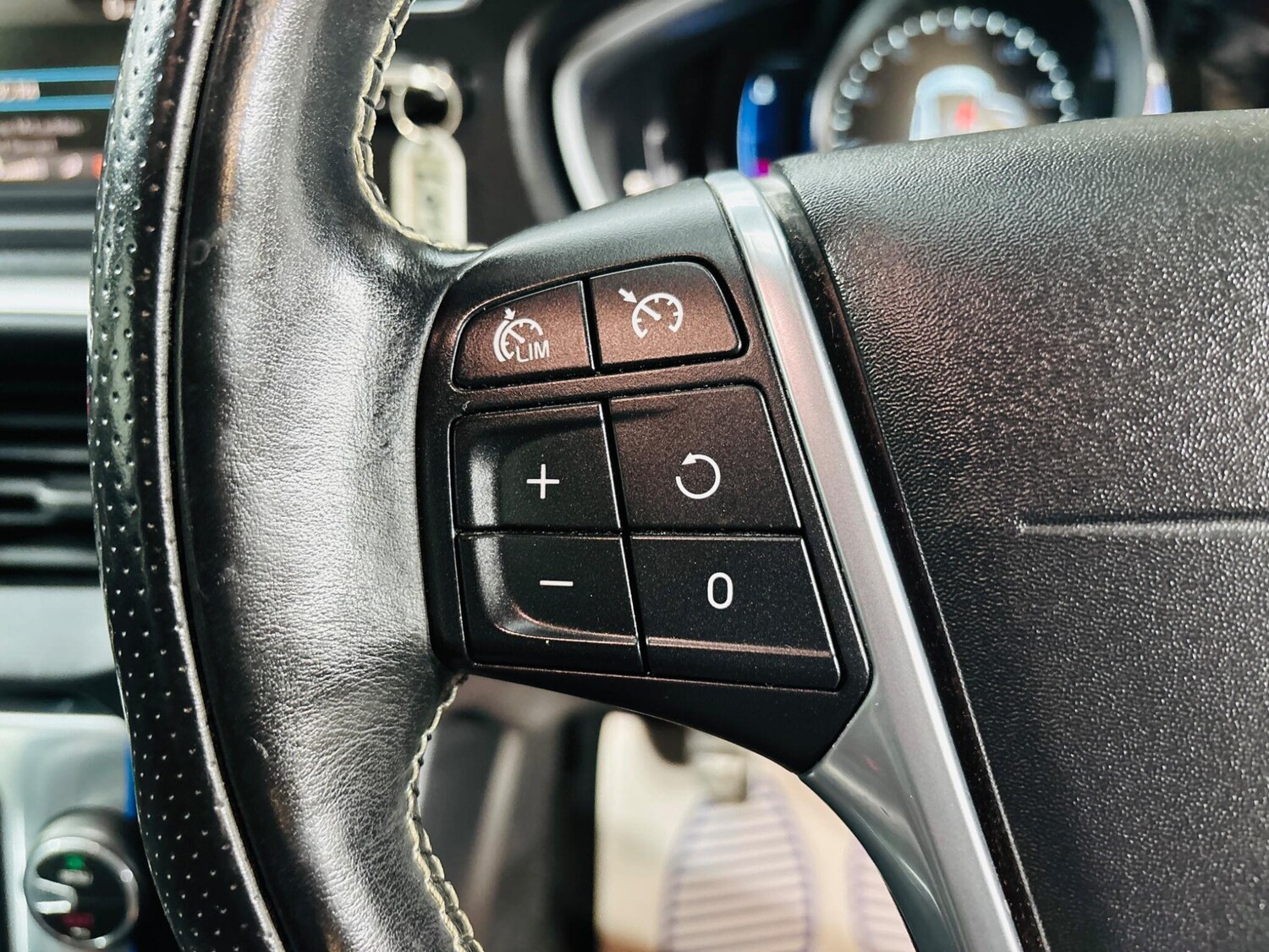 Used Volvo V40 2015 for sale - 77344070: Photo 20