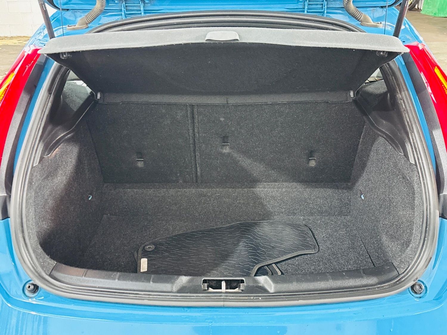 Used Volvo V40 2015 for sale - 77344070: Photo 29