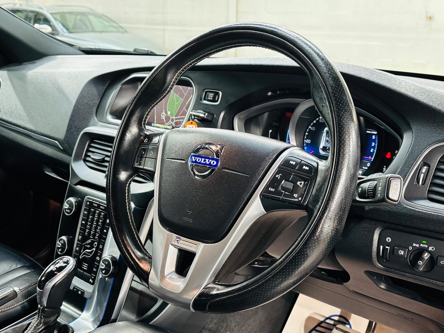 Used Volvo V40 2015 for sale - 76349787: Photo 11