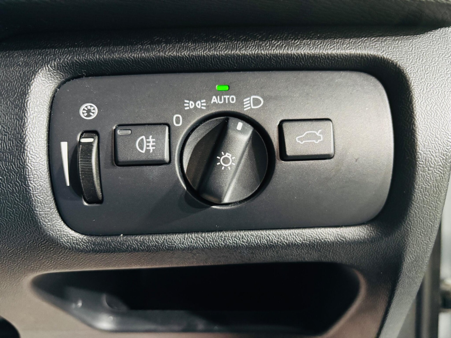 Used Volvo V40 2015 for sale - 76349787: Photo 18