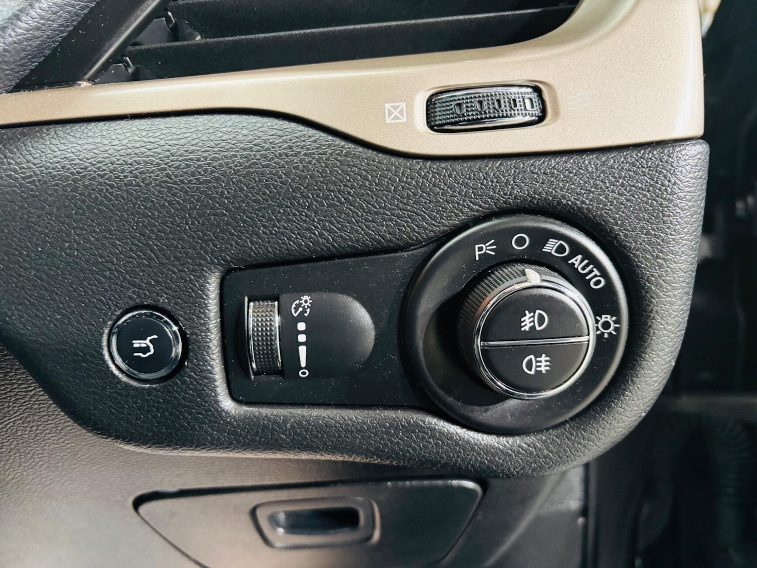 Used Jeep Cherokee 2014 for sale - 78048221: Photo 28