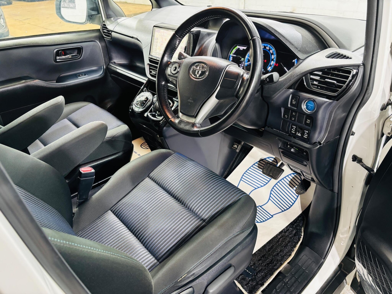 Used Toyota Voxy 2026 for sale - 77646638: Photo 10