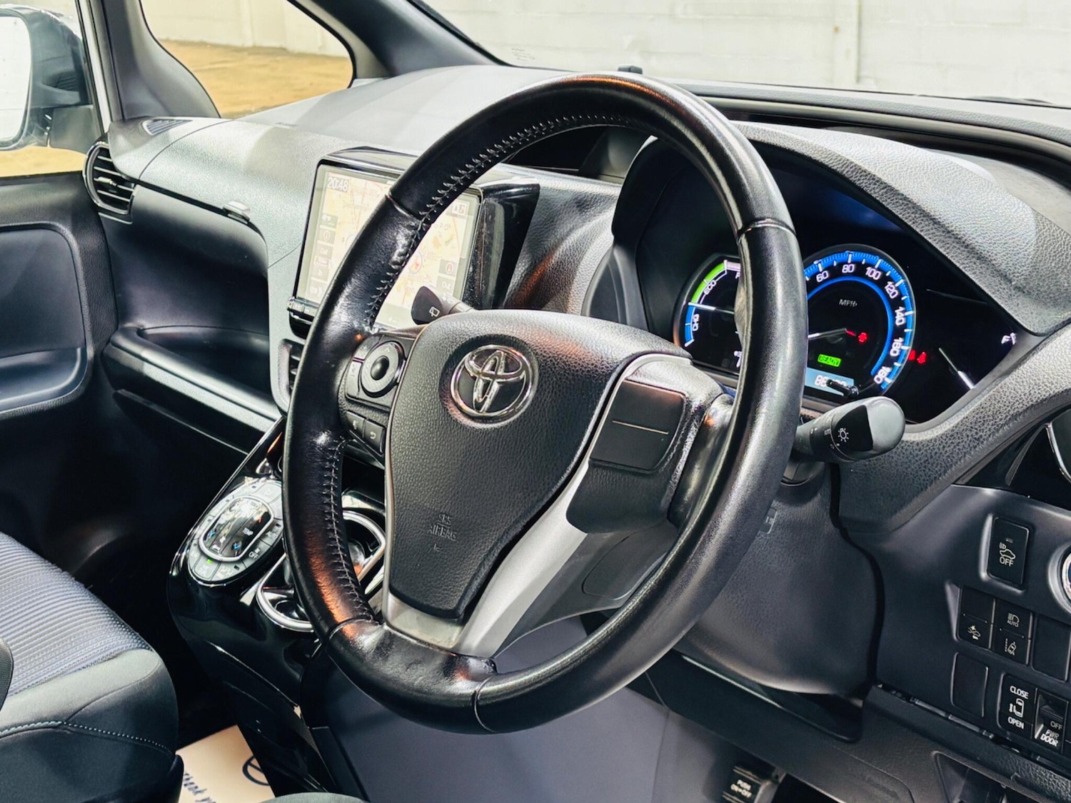 Used Toyota Voxy 2026 for sale - 77646638: Photo 11