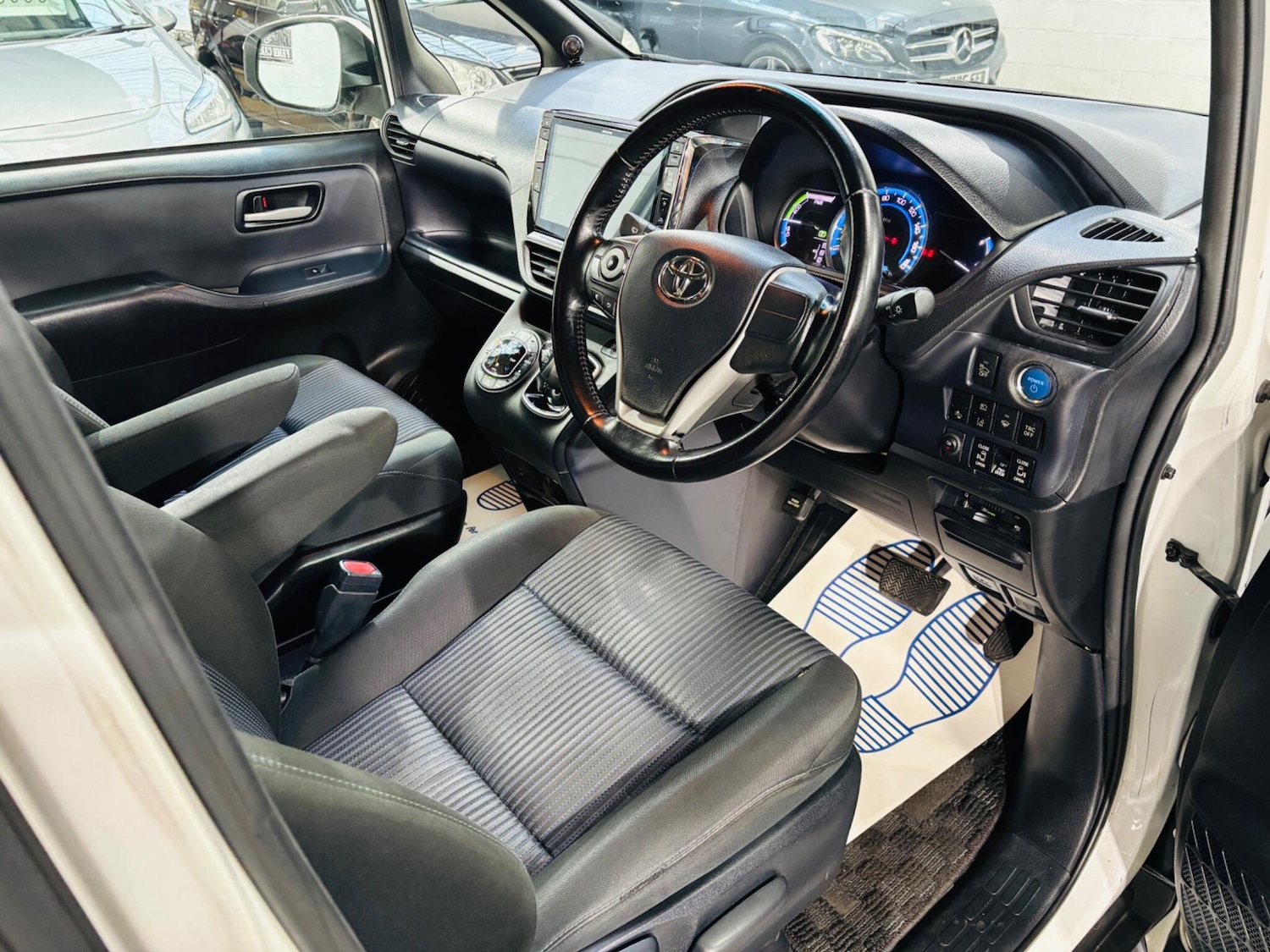 Used Toyota Voxy 2026 for sale - 77722977: Photo 10