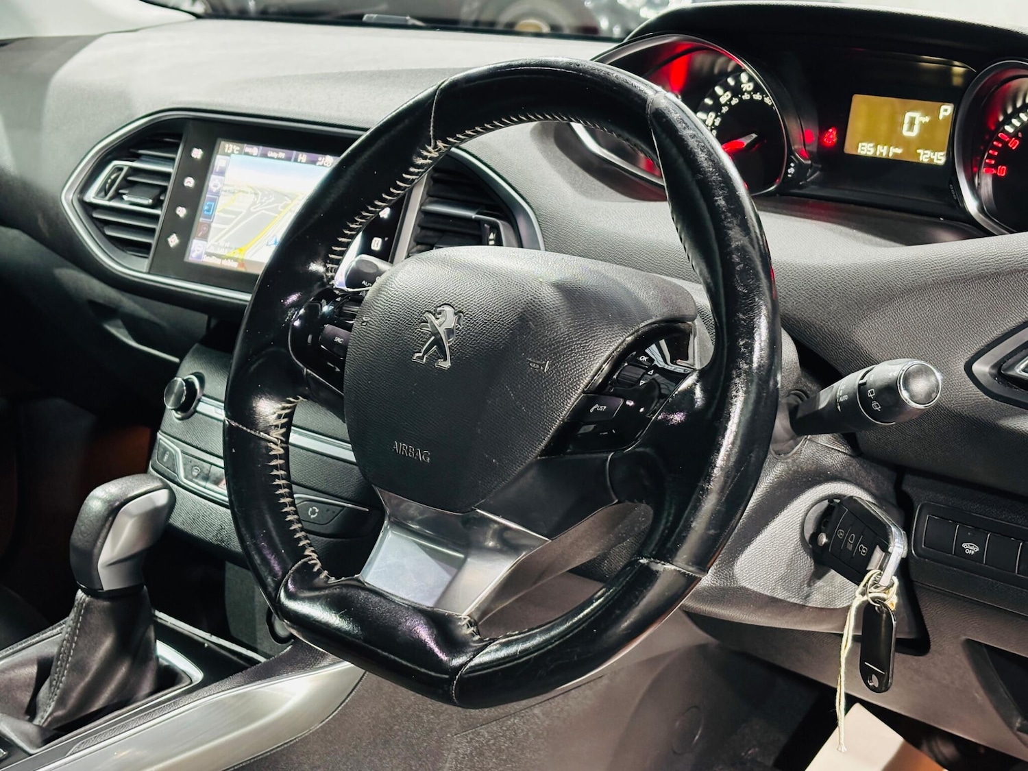 Used Peugeot 308 2017 for sale - 76990800: Photo 11