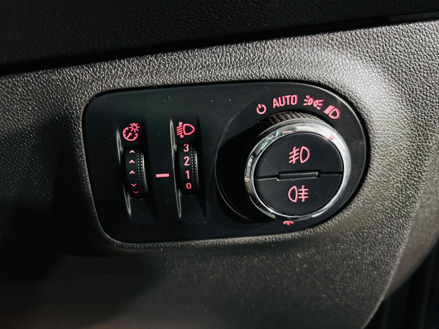 Used Vauxhall Corsa 2015 for sale - 77175200: Photo 18