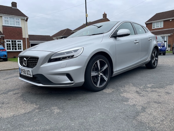 Used Volvo V40 2019 for sale - 76304603: Photo 2
