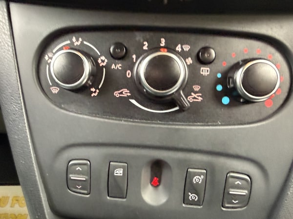 Used Dacia Sandero Stepway 2018 for sale - 76164522: Photo 28