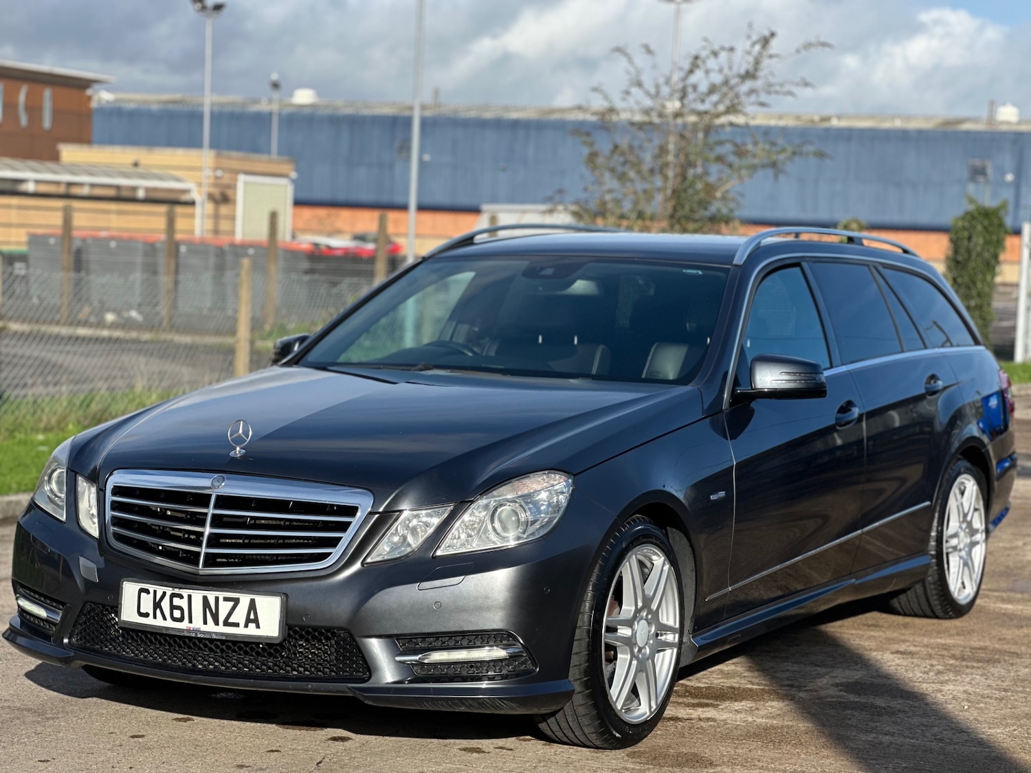 Used Mercedes-Benz E Class 2011 for sale - 76673032: Photo 4