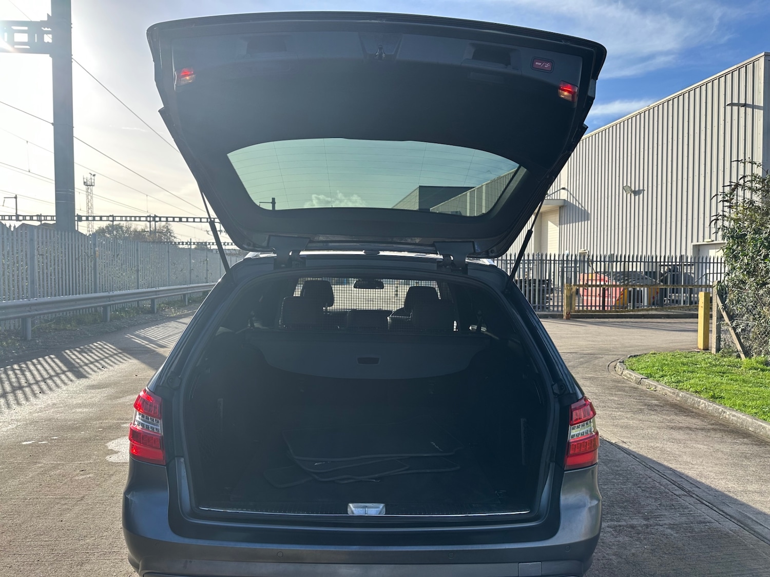 Used Mercedes-Benz E Class 2011 for sale - 76673032: Photo 9