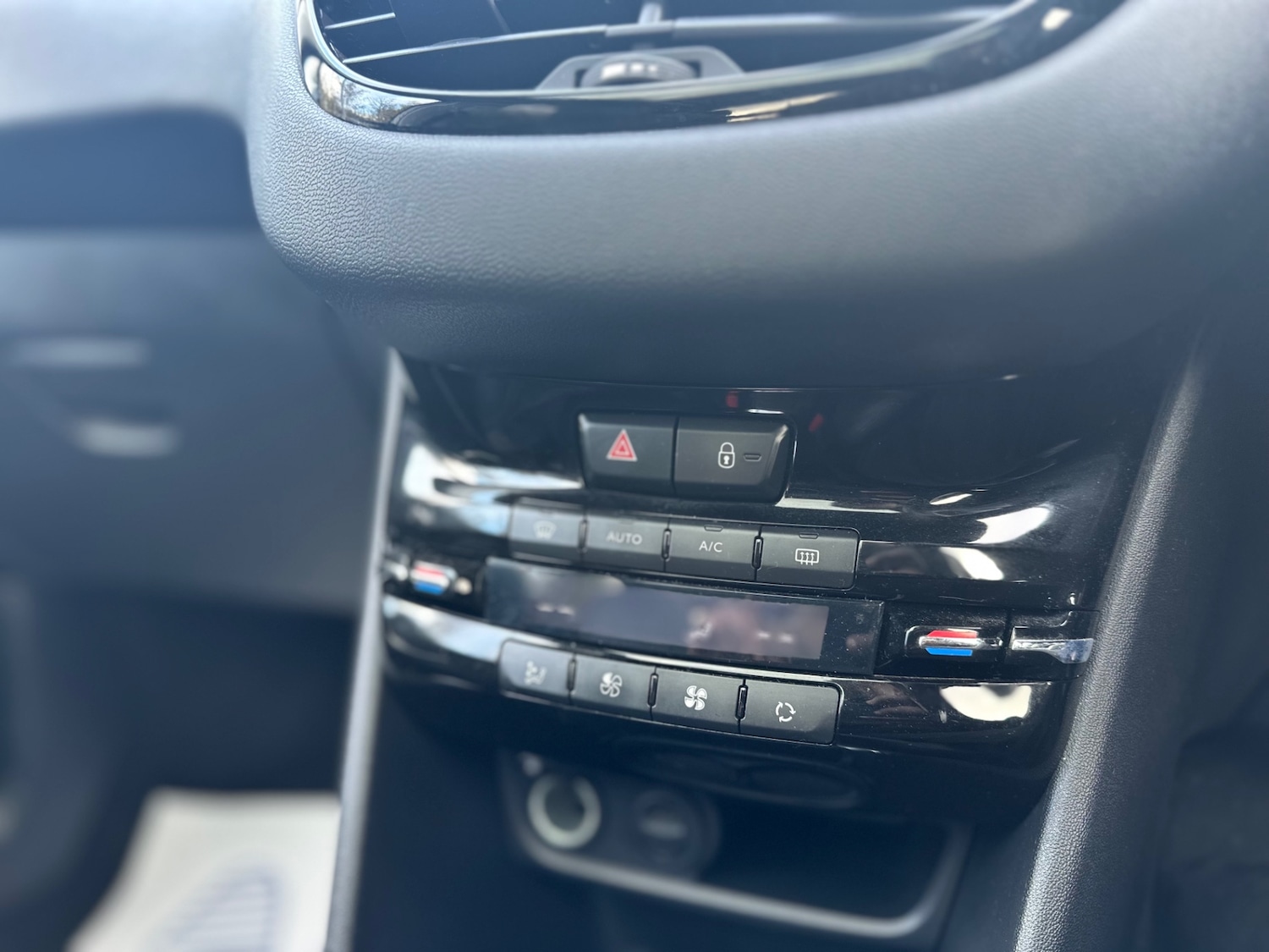 Used Peugeot 208 2012 for sale - 76449167: Photo 18