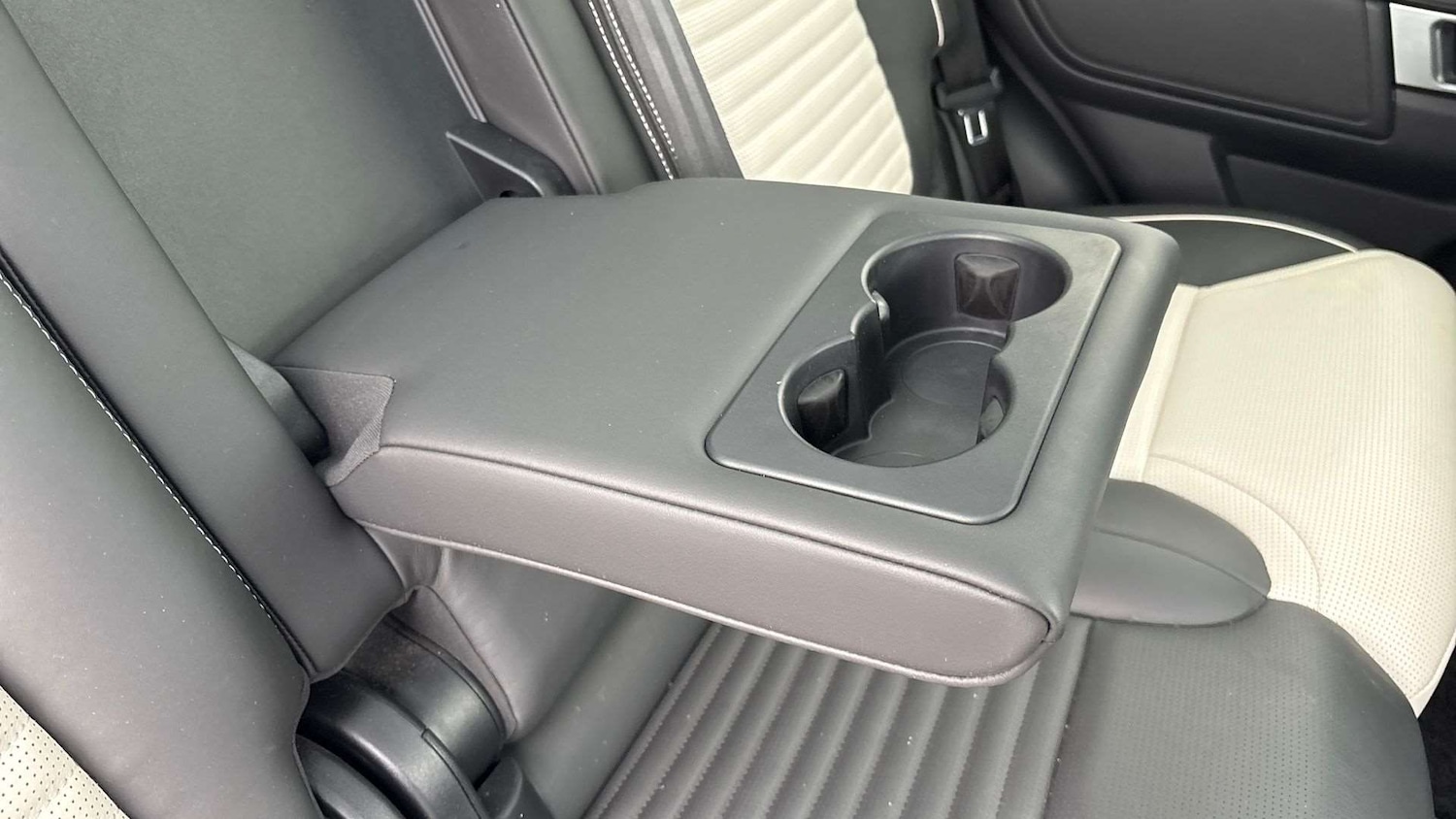 Used Land Rover Discovery 2024 for sale - 76955162: Photo 35