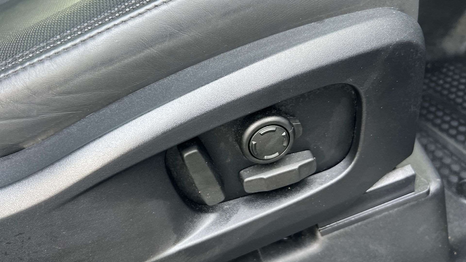 Used Land Rover Defender 2024 for sale - 76587622: Photo 32