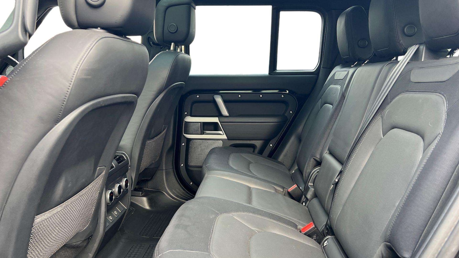 Used Land Rover Defender 2024 for sale - 76587622: Photo 4