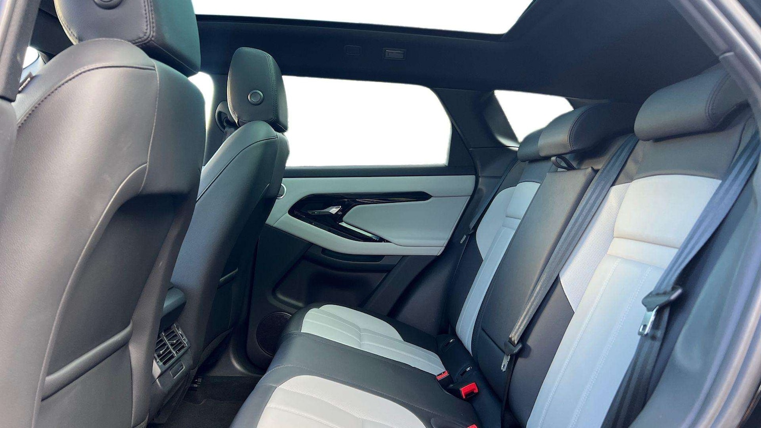 Used Land Rover Range Rover Evoque 2025 for sale - 78037505: Photo 4