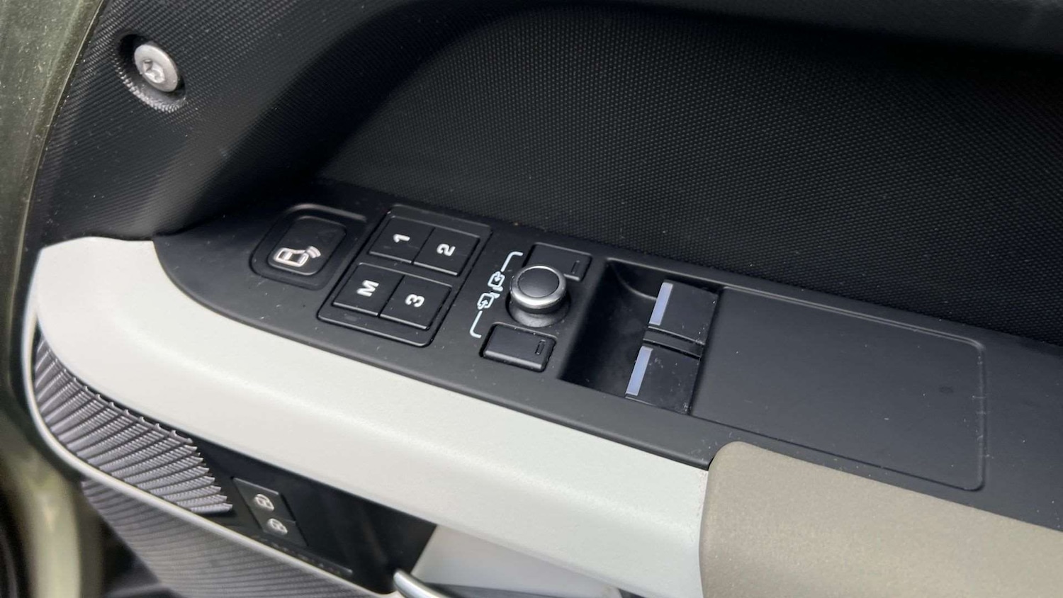 Used Land Rover Defender 2021 for sale - 76475839: Photo 25