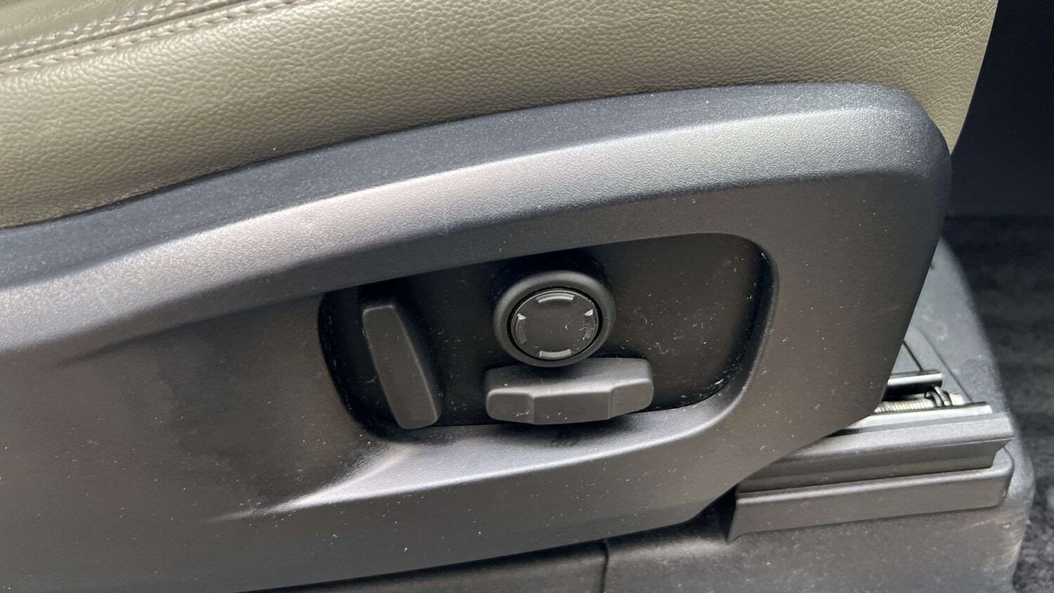 Used Land Rover Defender 2021 for sale - 76475839: Photo 32