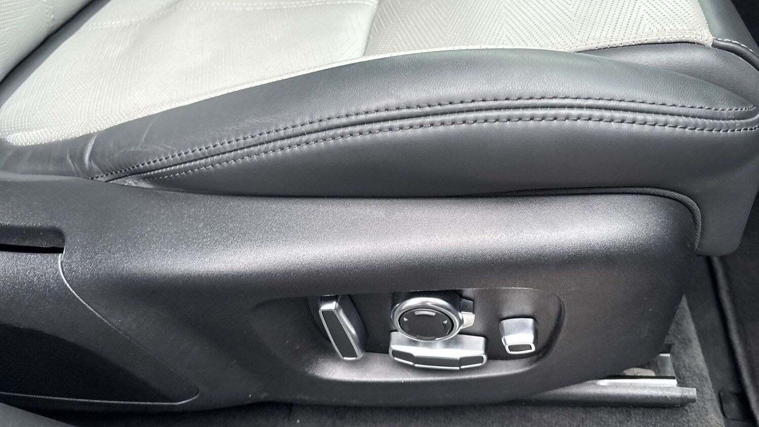 Used Land Rover Range Rover Velar 2024 for sale - 77500439: Photo 31