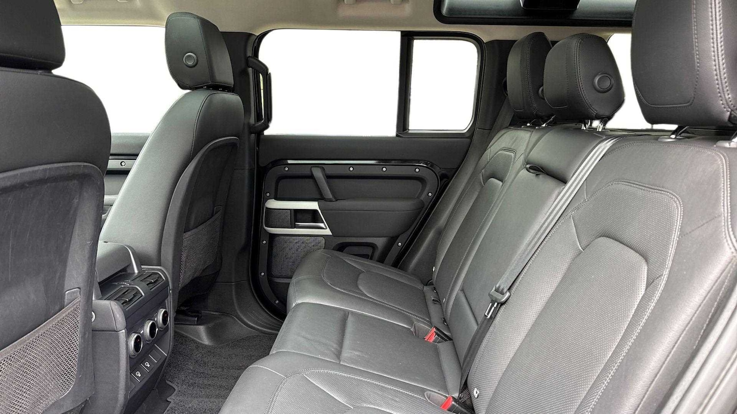 Used Land Rover Defender 2022 for sale - 76460642: Photo 4