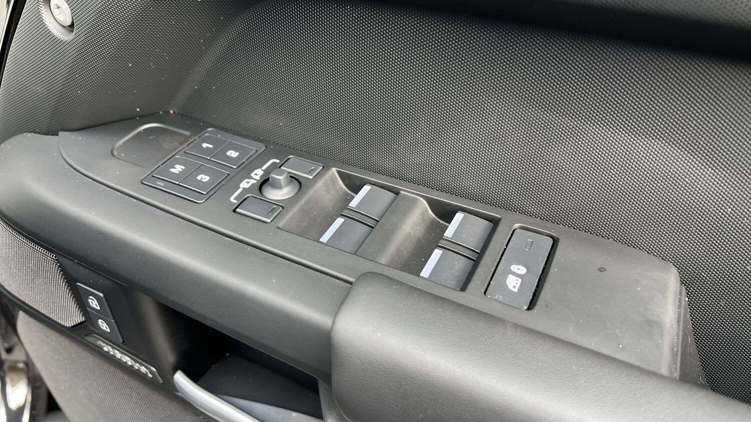 Used Land Rover Defender 2024 for sale - 77500253: Photo 25