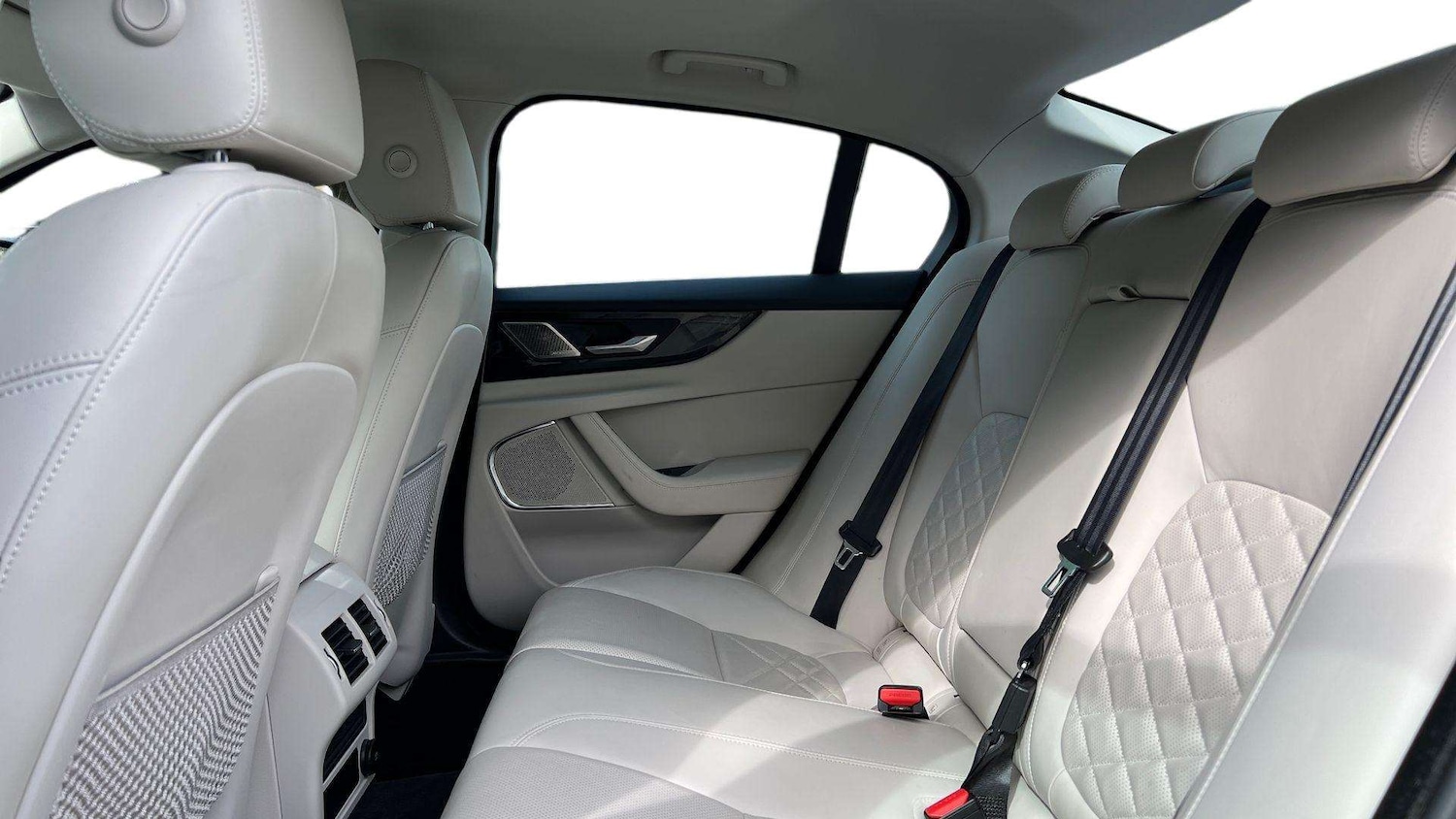 Used Jaguar XE 2019 for sale - 76459998: Photo 4