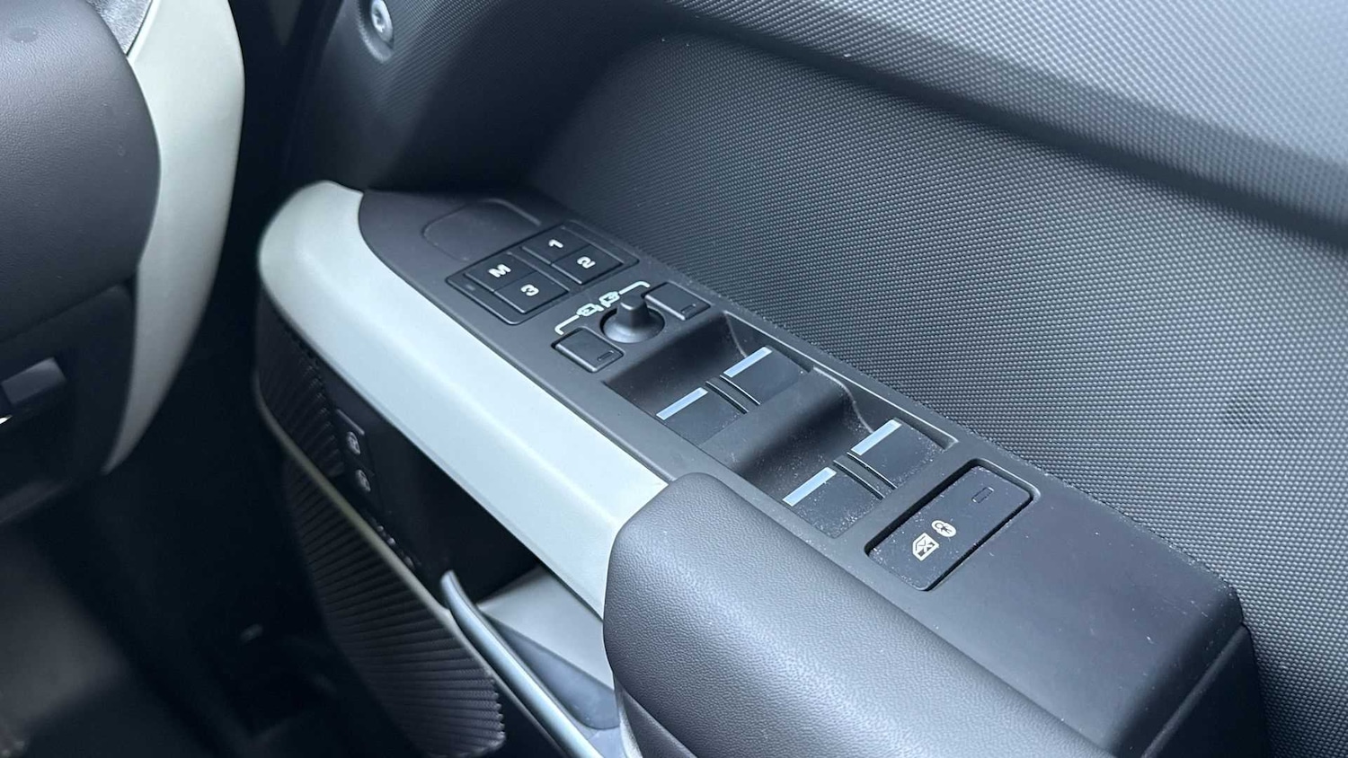 Used Land Rover Defender 2024 for sale - 76460260: Photo 24