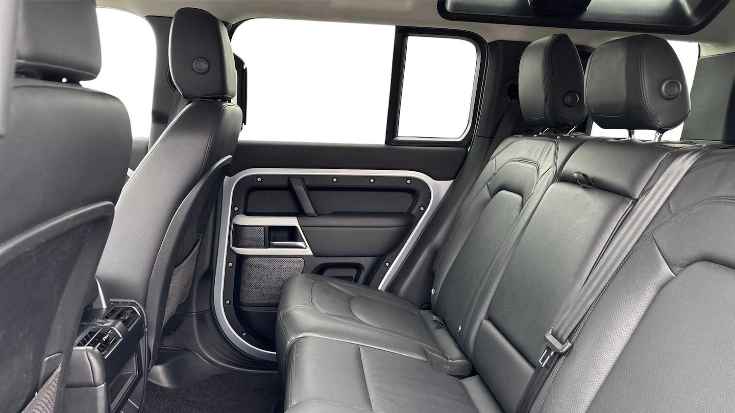 Used Land Rover Defender 2023 for sale - 76460085: Photo 4