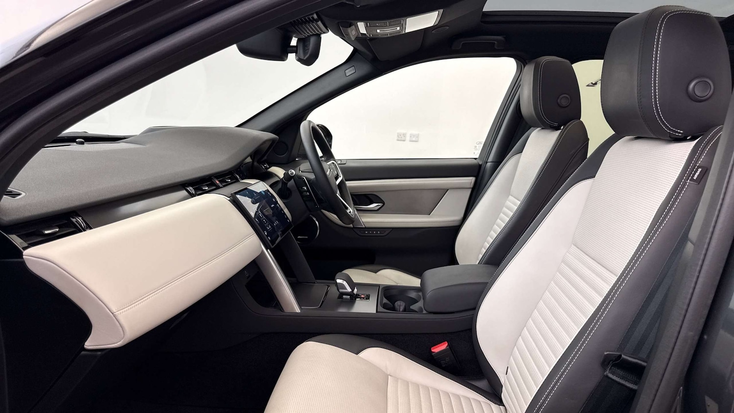 Used Land Rover Discovery Sport 2024 for sale - 76460341: Photo 3