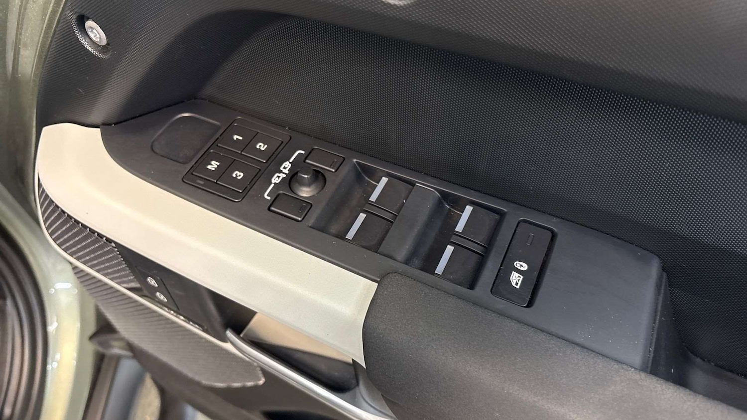 Used Land Rover Defender 2023 for sale - 77093423: Photo 25