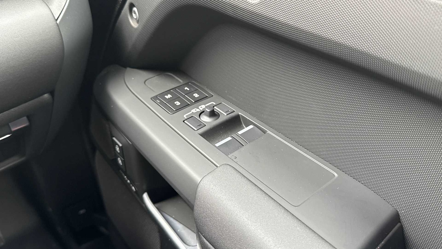 Used Land Rover Defender 2025 for sale - 76460570: Photo 24