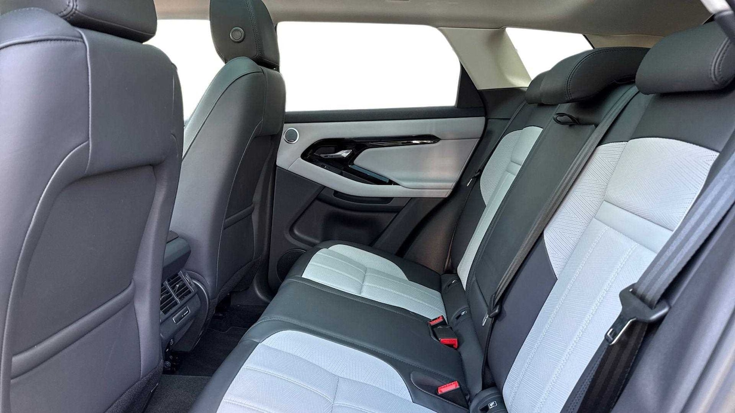 Used Land Rover Range Rover Evoque 2025 for sale - 76459801: Photo 4