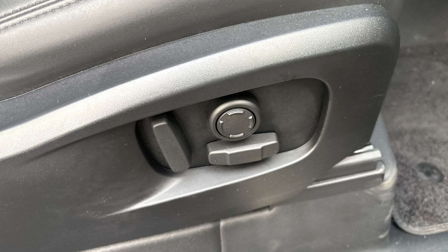 Used Land Rover Defender 2025 for sale - 76889751: Photo 32